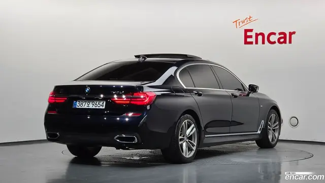 Main__Slider__Photo:7-Series BMW 2017.6-1