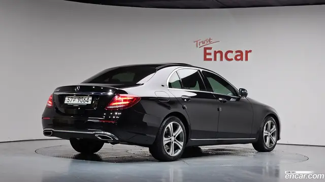 Main__Slider__Photo:E-Class Mercedes-Benz 2017.5-1