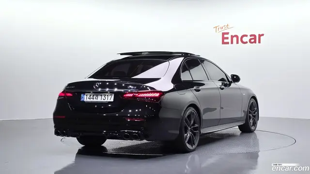 Main__Slider__Photo:E-Class Mercedes-Benz 2023.2-1