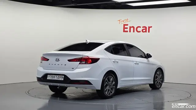 Main__Slider__Photo:AVANTE Hyundai 2018.10-1