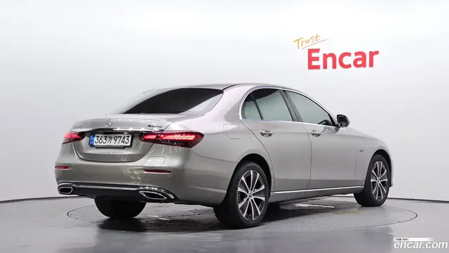 Main__Slider__Photo:E-Class Mercedes-Benz 2021.10-1