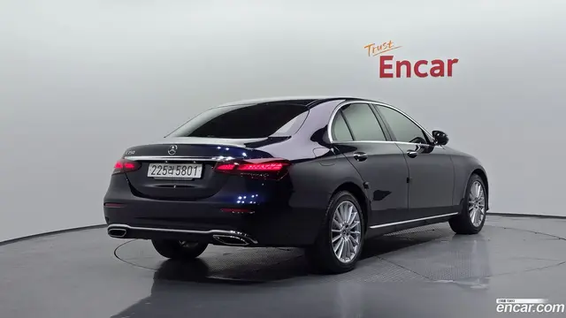 Main__Slider__Photo:E-Class Mercedes-Benz 2022.11-1