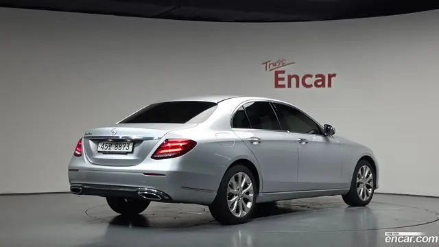 Main__Slider__Photo:E-Class Mercedes-Benz 2016.11-1