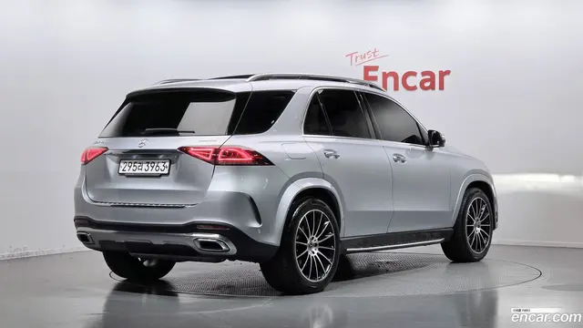 Main__Slider__Photo:GLE-Class Mercedes-Benz 2023.4-1