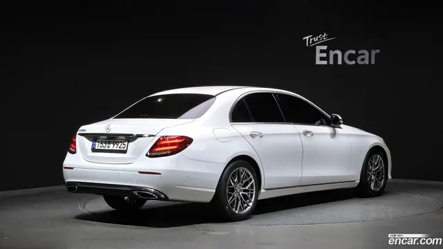 Main__Slider__Photo:E-Class Mercedes-Benz 2016.11-1