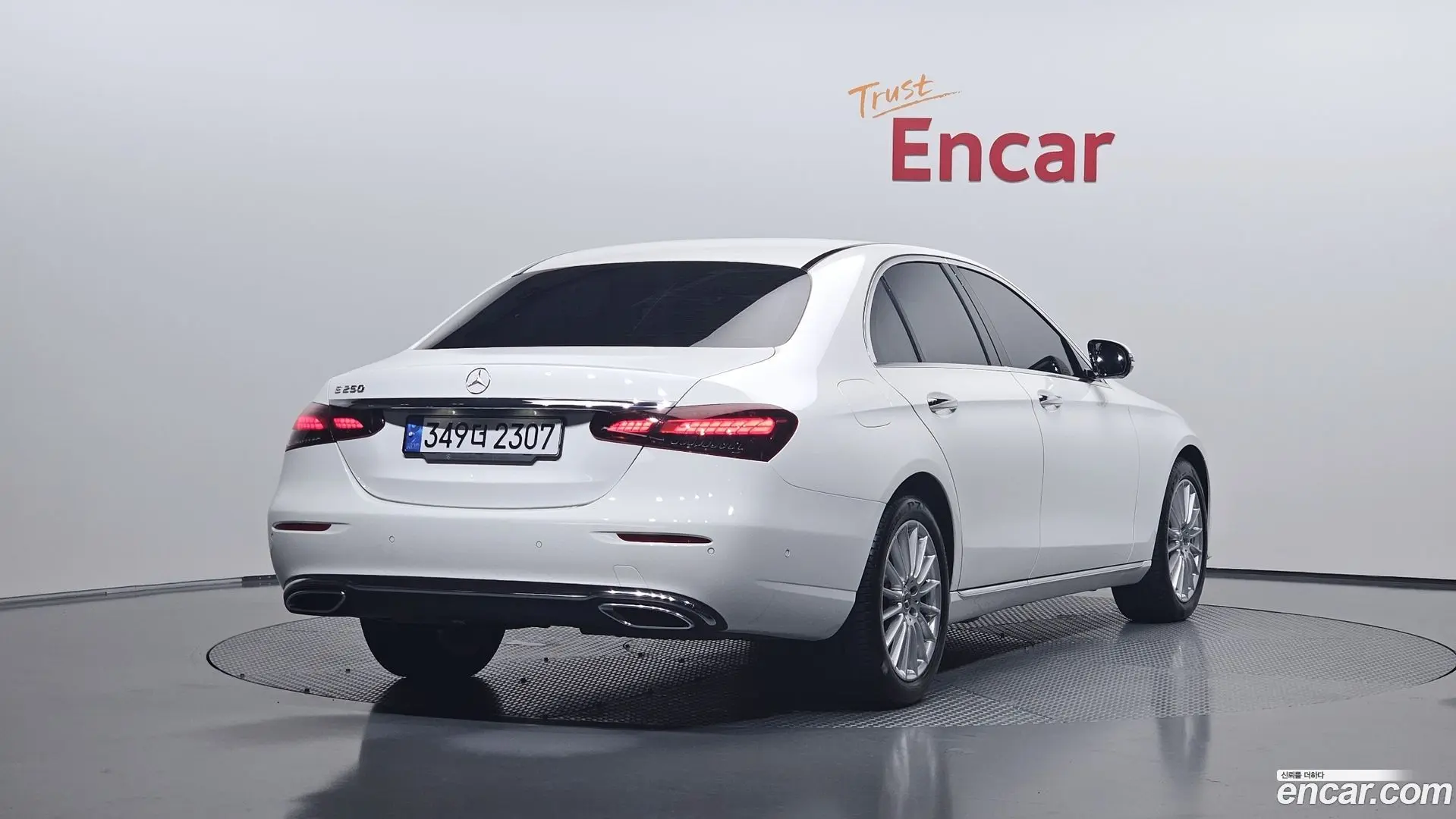 Main__Slider__Photo:E-Class Mercedes-Benz 2022.6-1