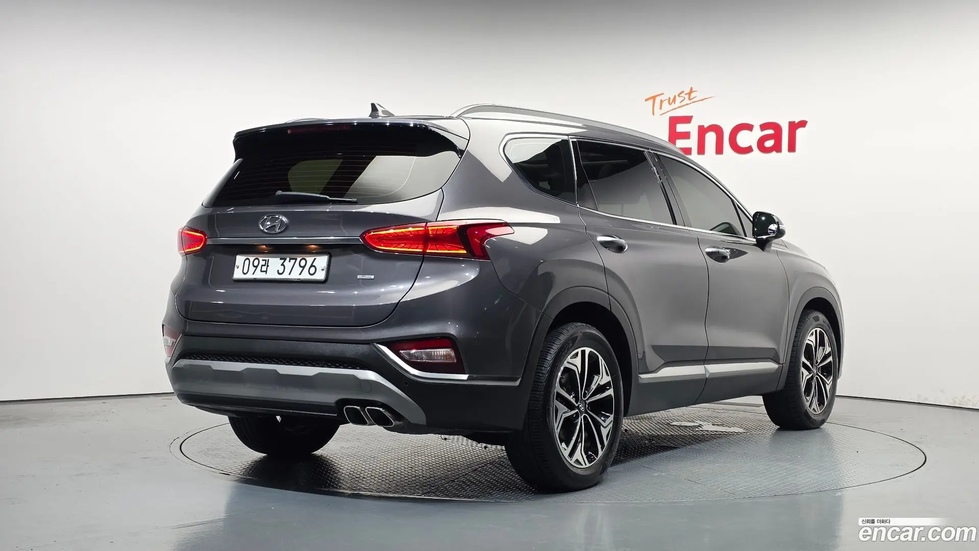 Main__Slider__Photo:Santafe Hyundai 2018.5-1