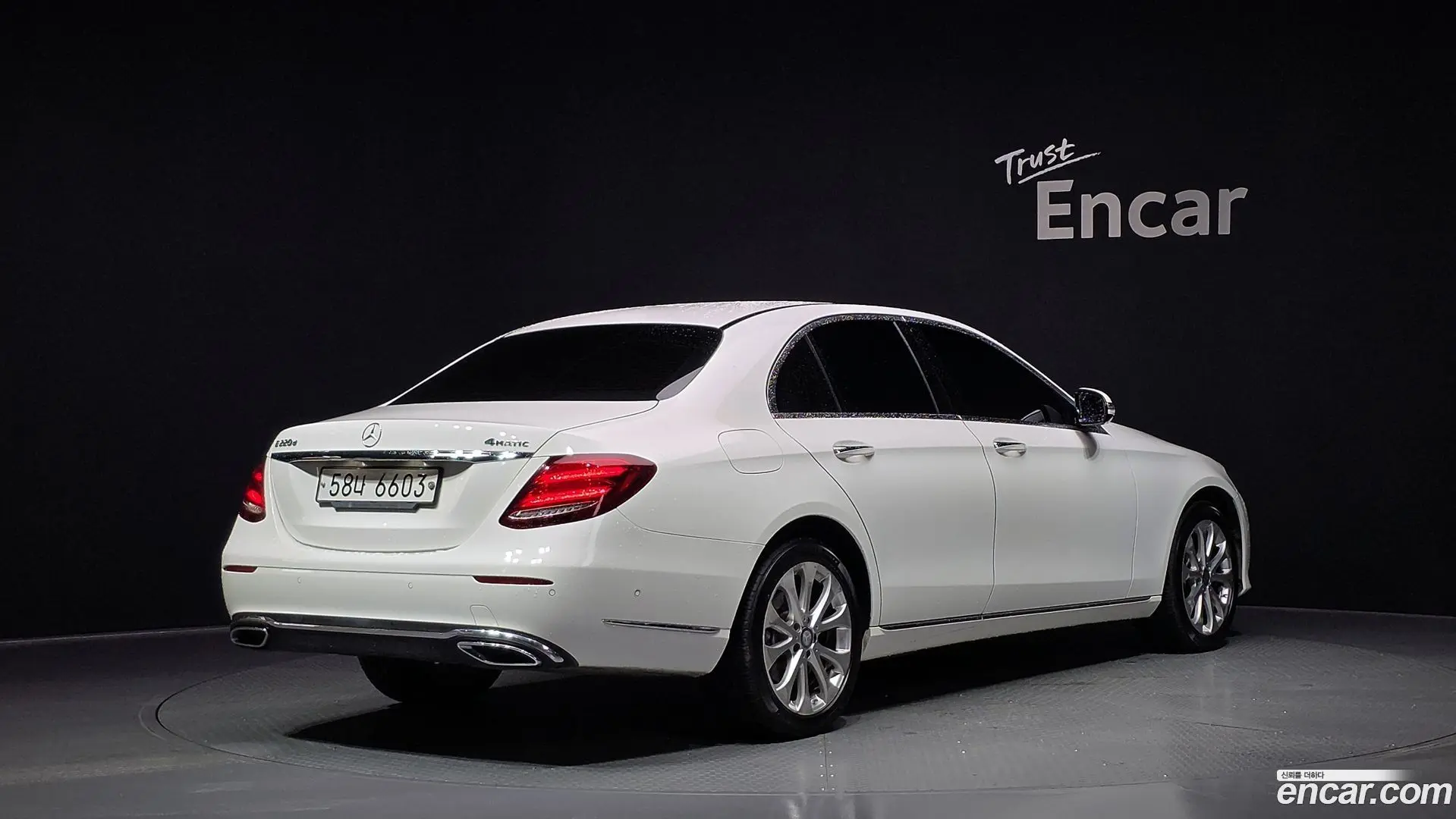 Main__Slider__Photo:E-Class Mercedes-Benz 2017.3-1