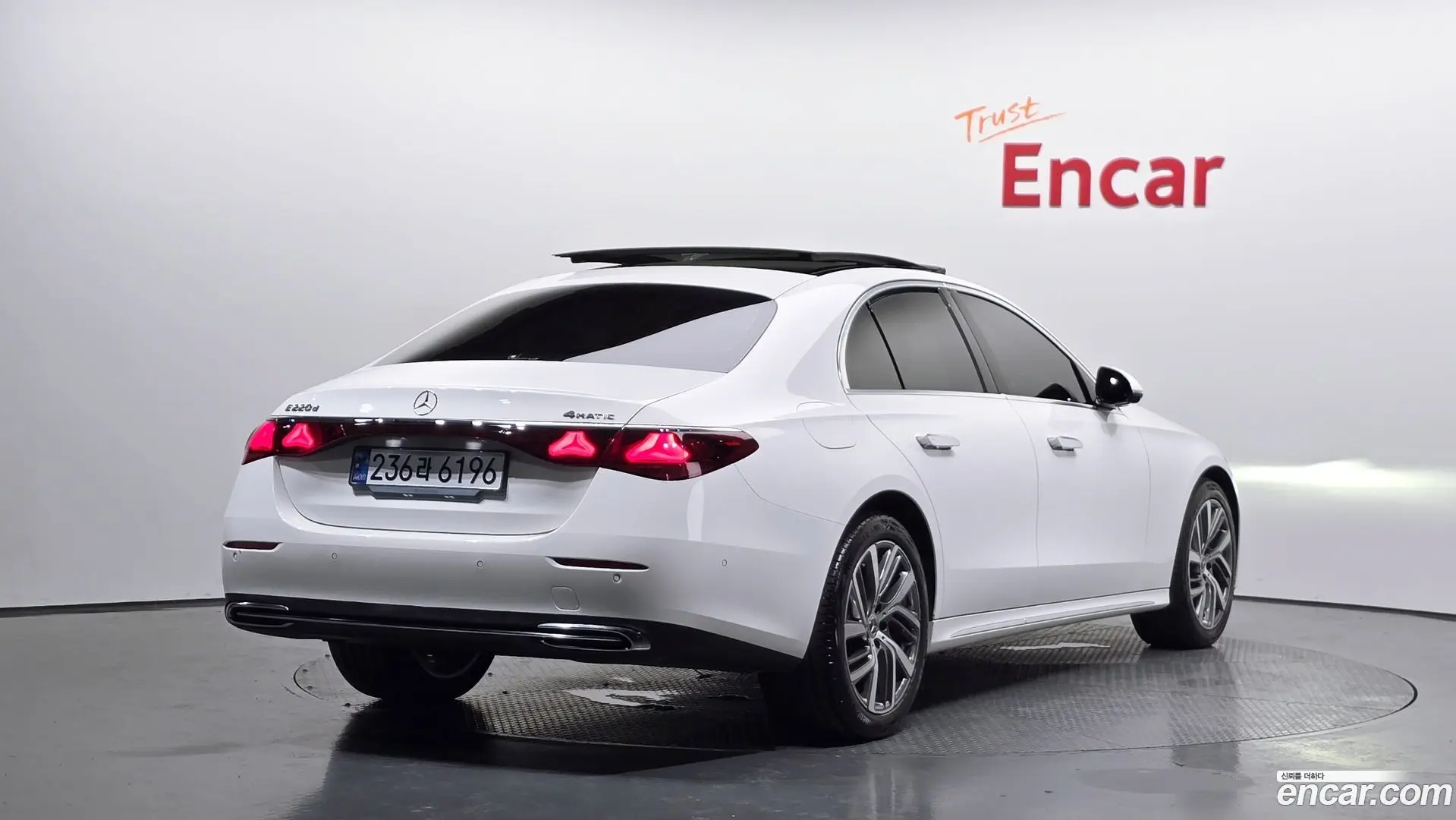 Main__Slider__Photo:E-Class Mercedes-Benz 2024.10-1