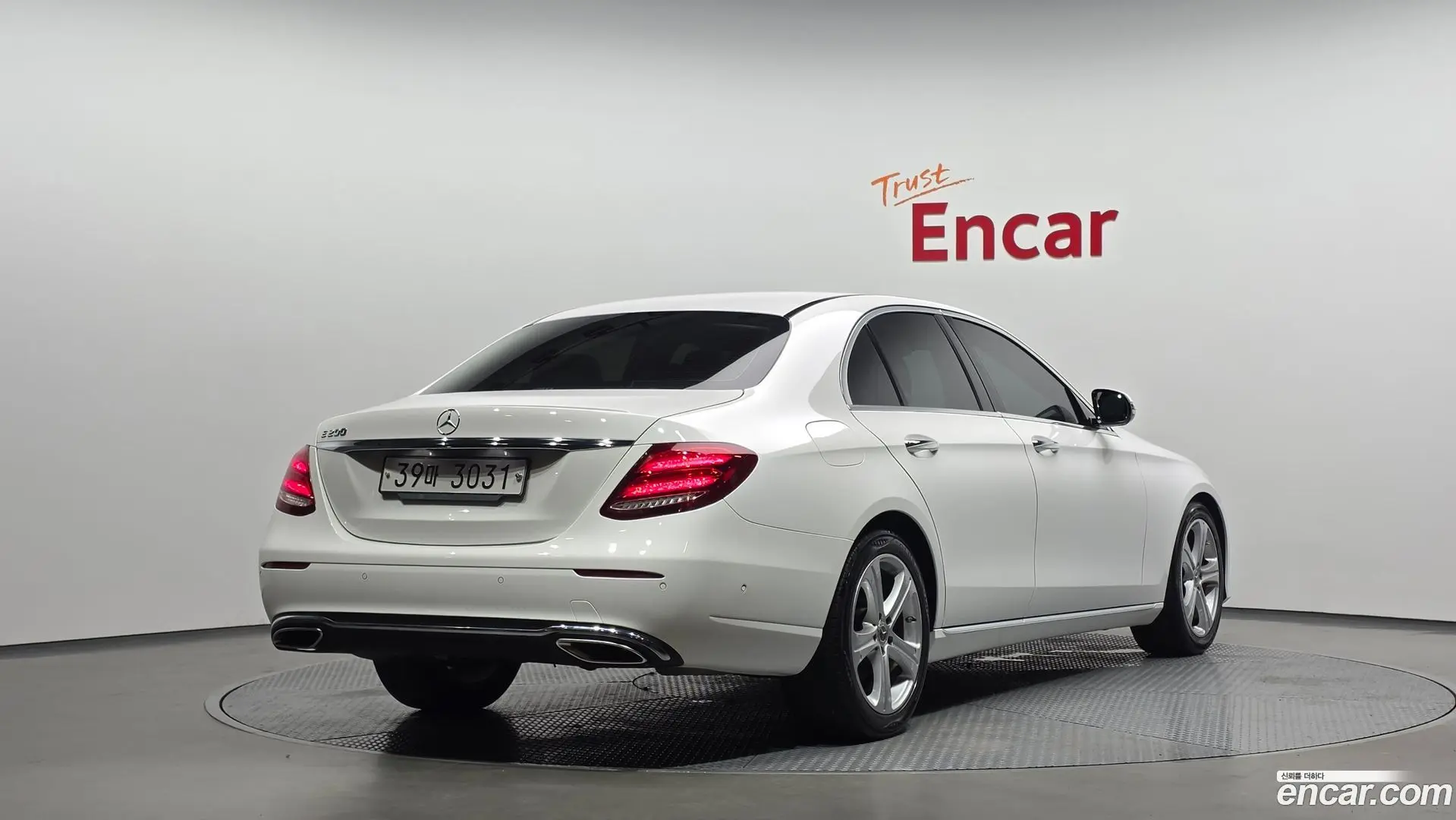 Main__Slider__Photo:E-Class Mercedes-Benz 2018.0-1