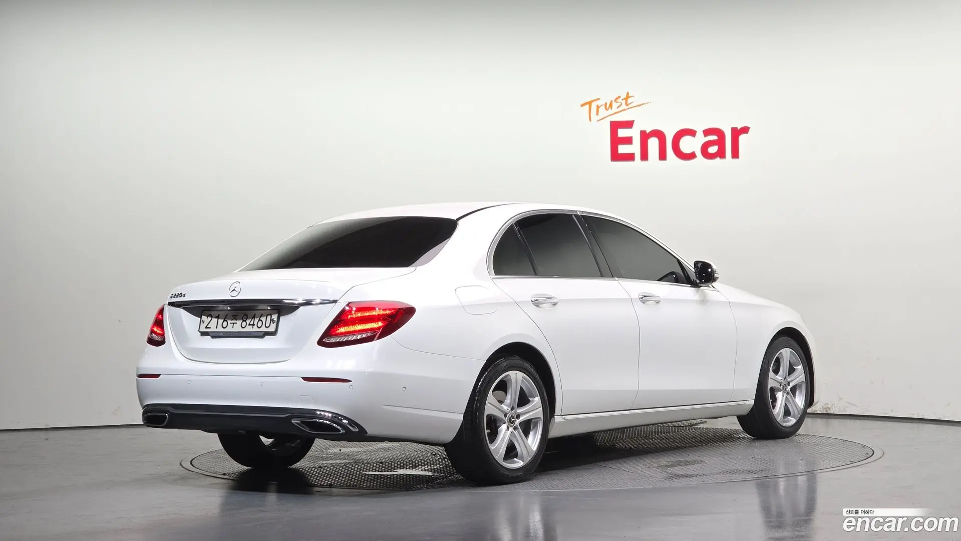 Main__Slider__Photo:E-Class Mercedes-Benz 2018.5-1