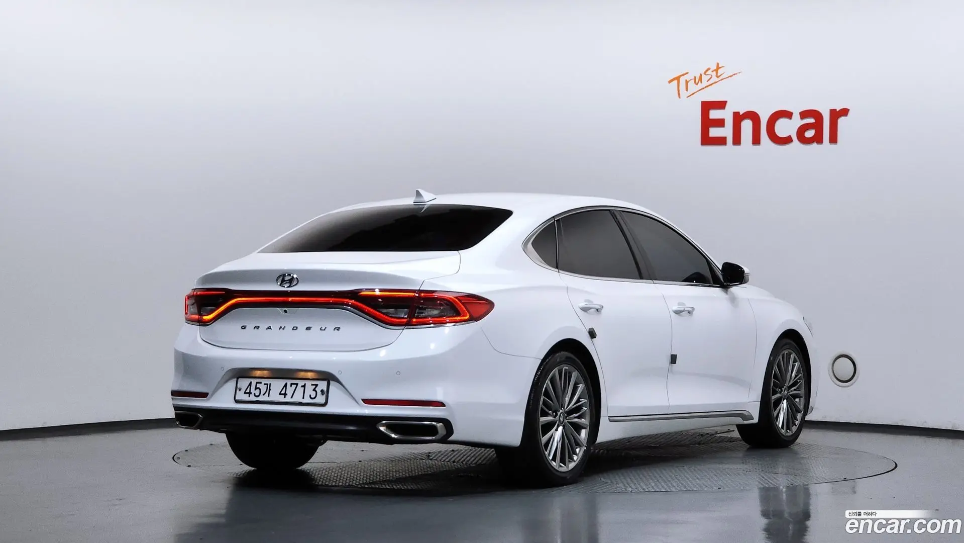 Main__Slider__Photo:Grandeur Hyundai 2017.5-1