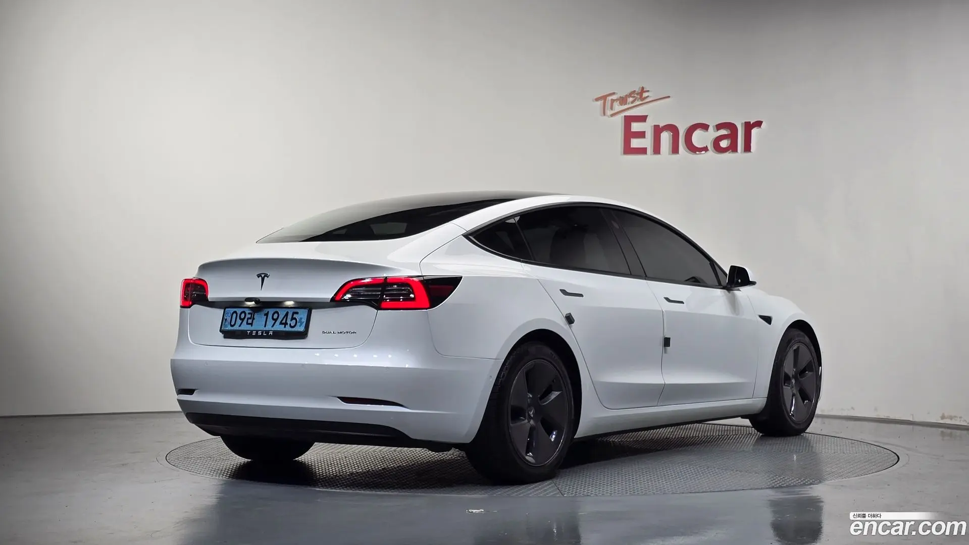 Main__Slider__Photo:Model 3 Tesla 2022.2-1