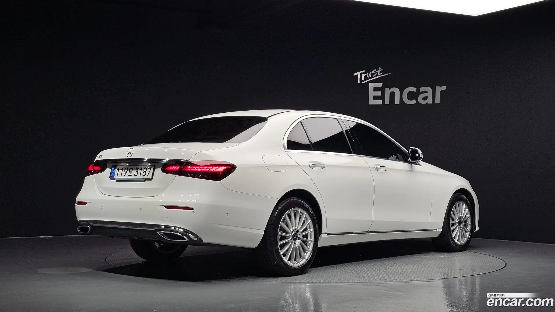 Main__Slider__Photo:E-Class Mercedes-Benz 2023.7-1