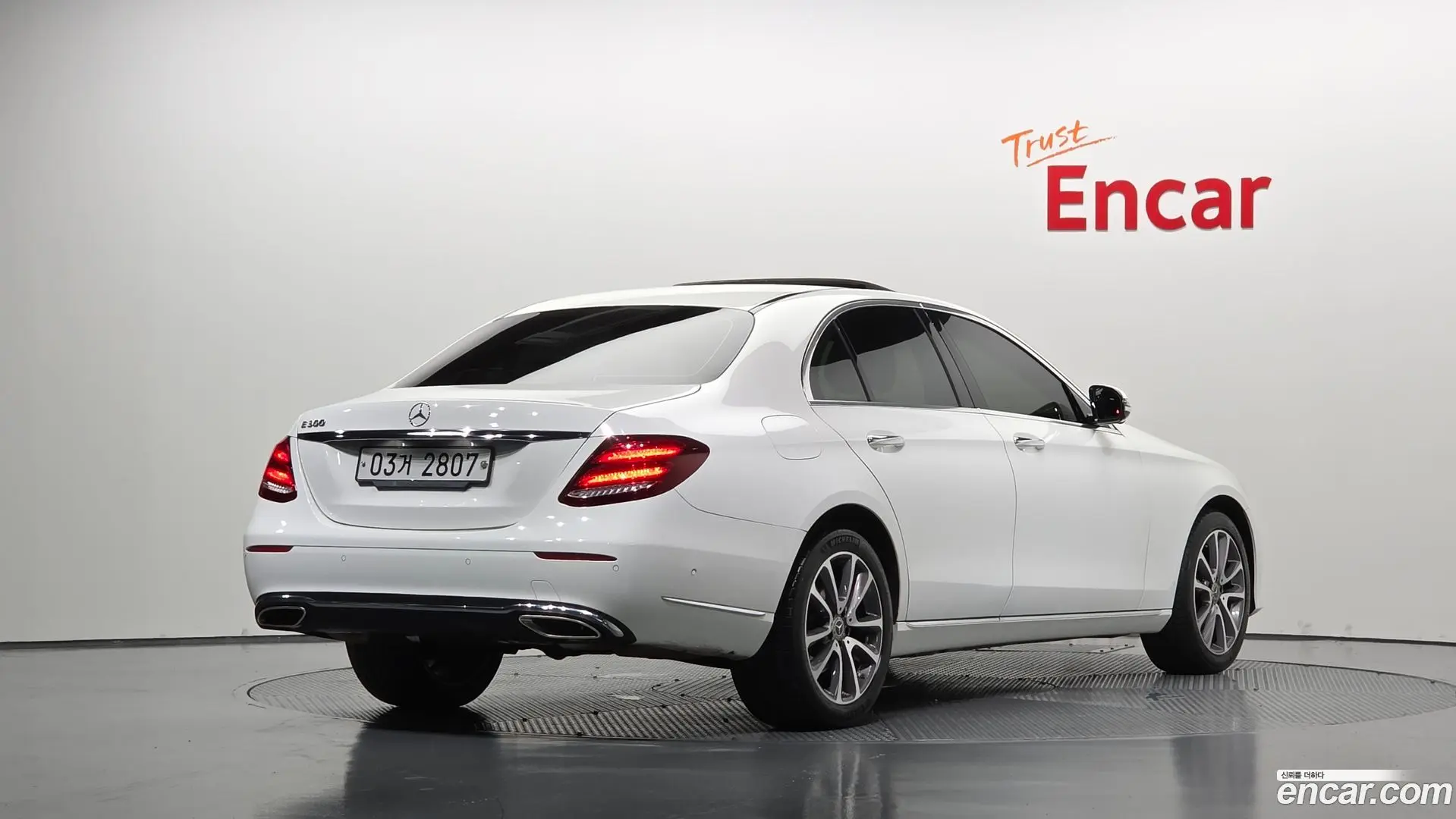 Main__Slider__Photo:E-Class Mercedes-Benz 2018.0-1