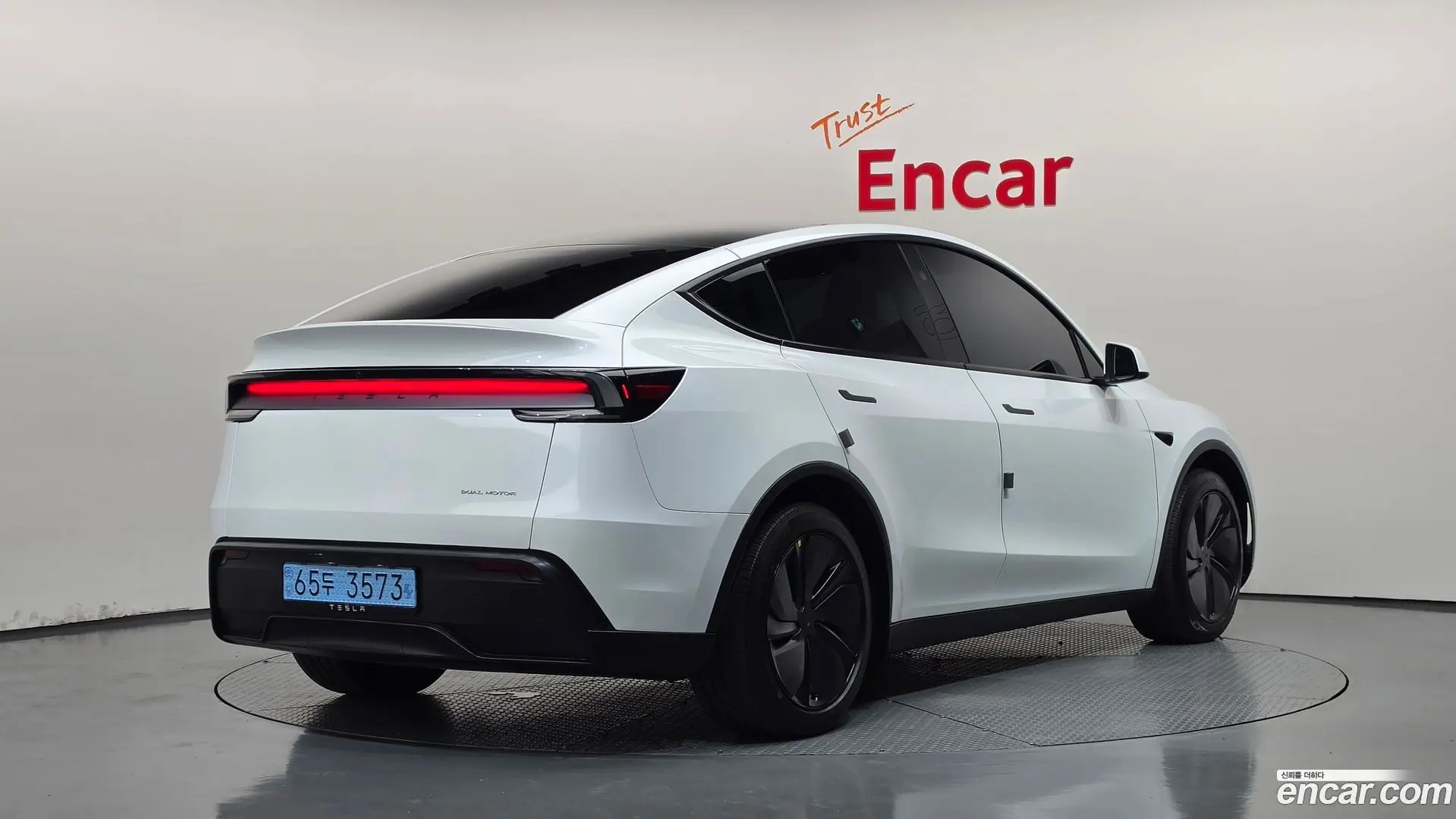 Main__Slider__Photo:Model Y Tesla 2025.5-1