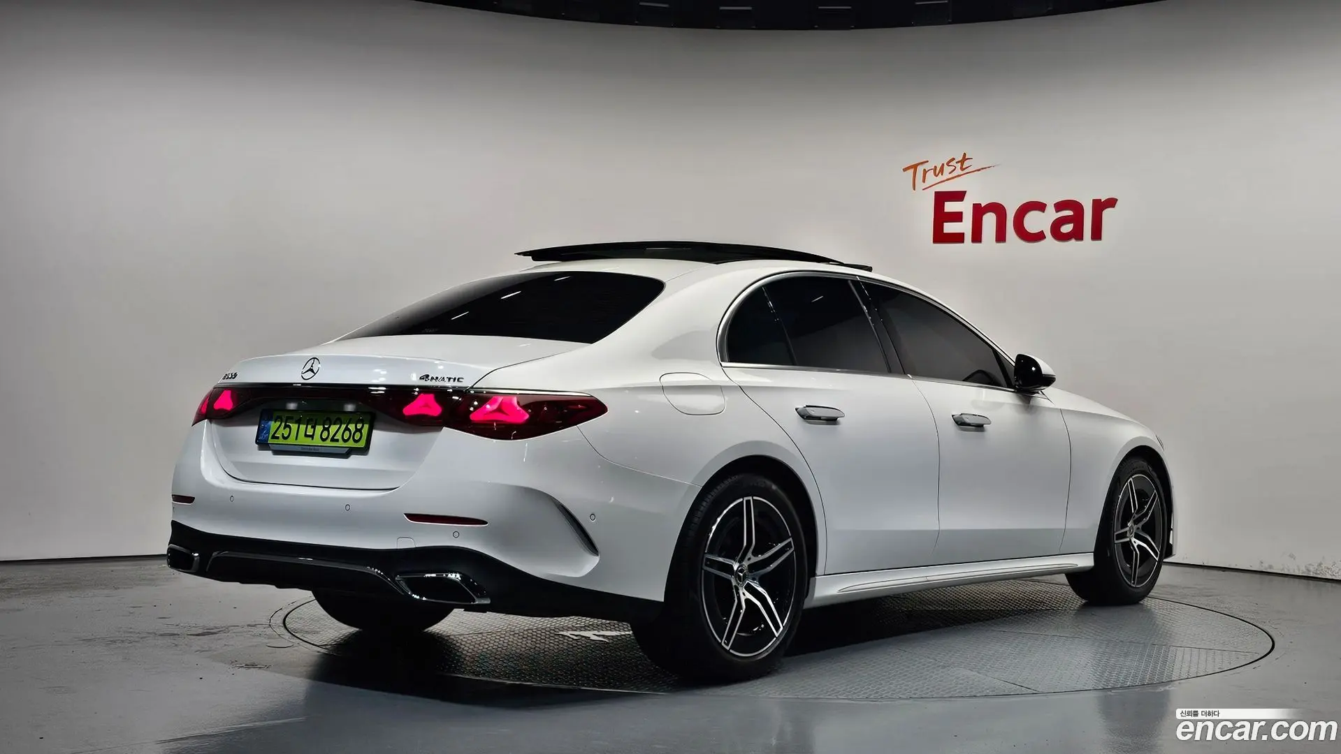 Main__Slider__Photo:E-Class Mercedes-Benz 2024.10-1