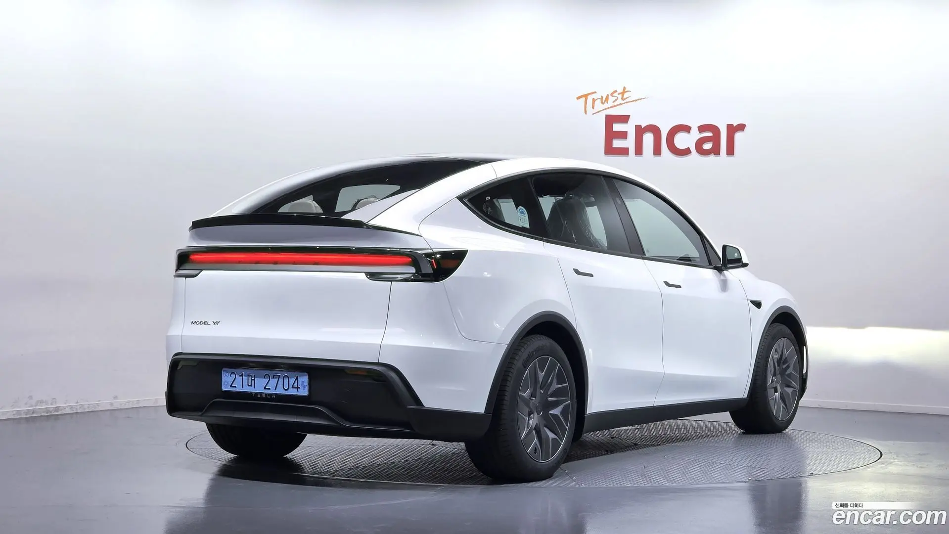 Main__Slider__Photo:Model Y Tesla 2026.8-1