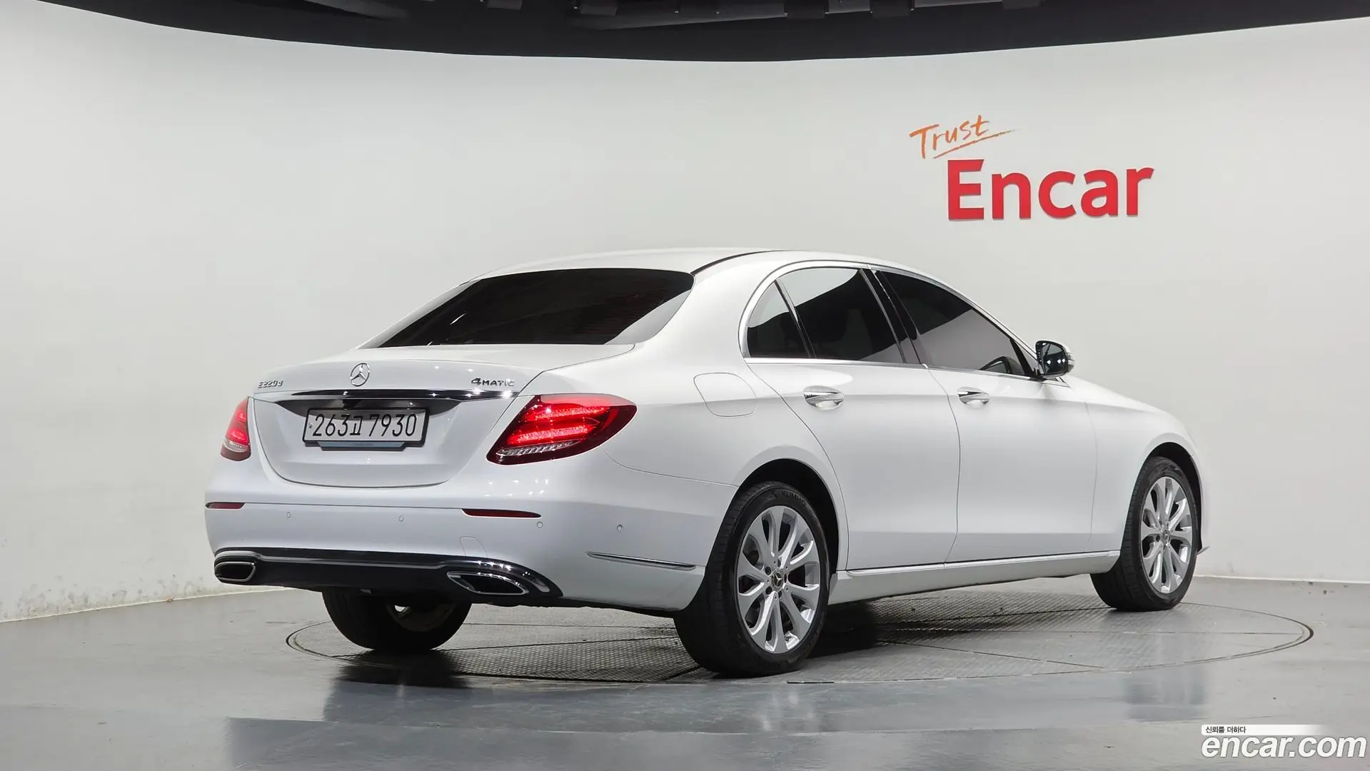 Main__Slider__Photo:E-Class Mercedes-Benz 2019.5-1