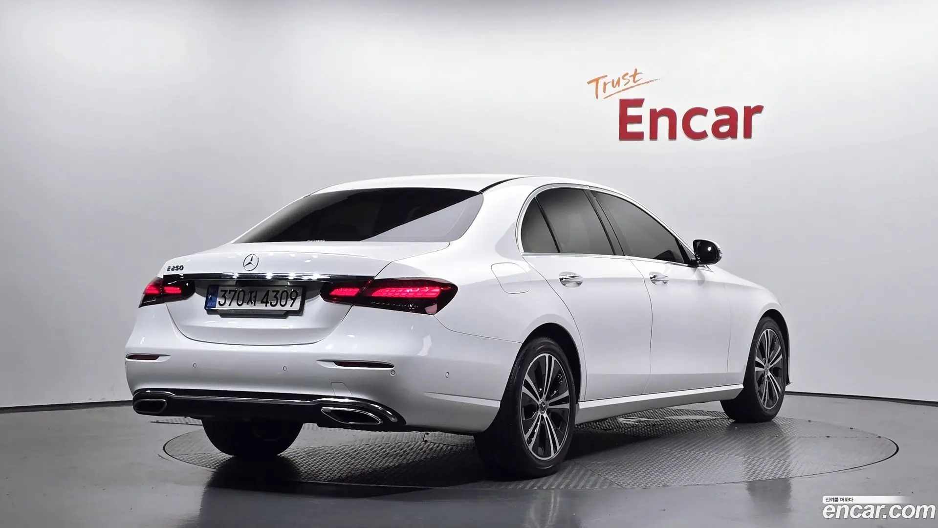 Main__Slider__Photo:E-Class Mercedes-Benz 2020.10-1