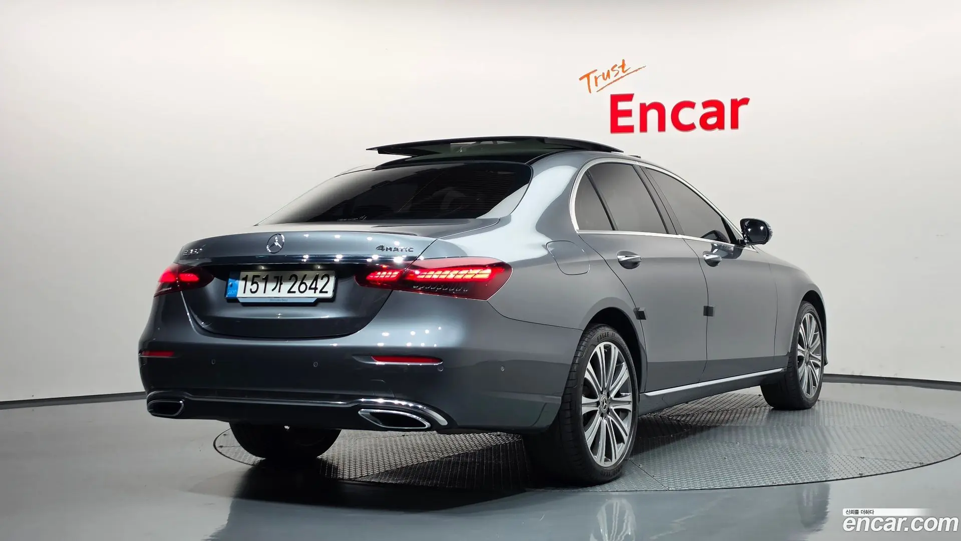 Main__Slider__Photo:E-Class Mercedes-Benz 2023.8-1