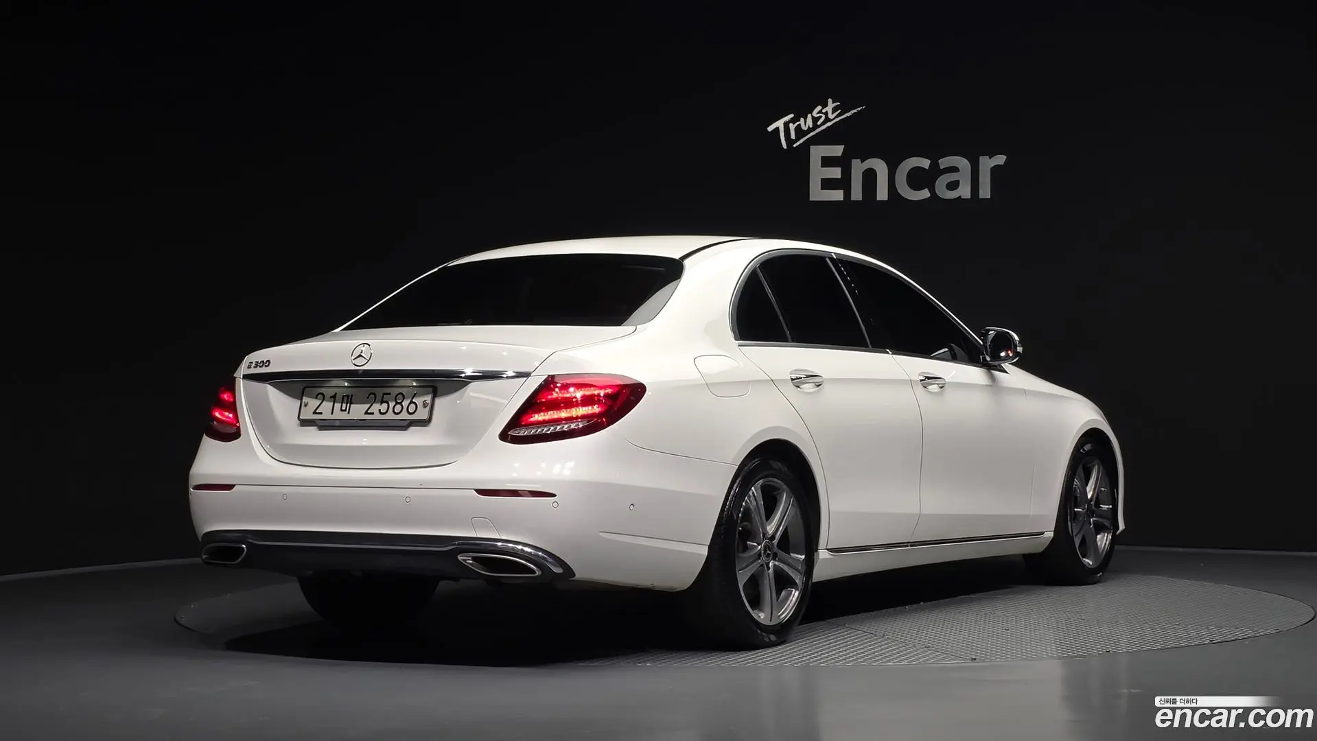 Main__Slider__Photo:E-Class Mercedes-Benz 2019.0-1