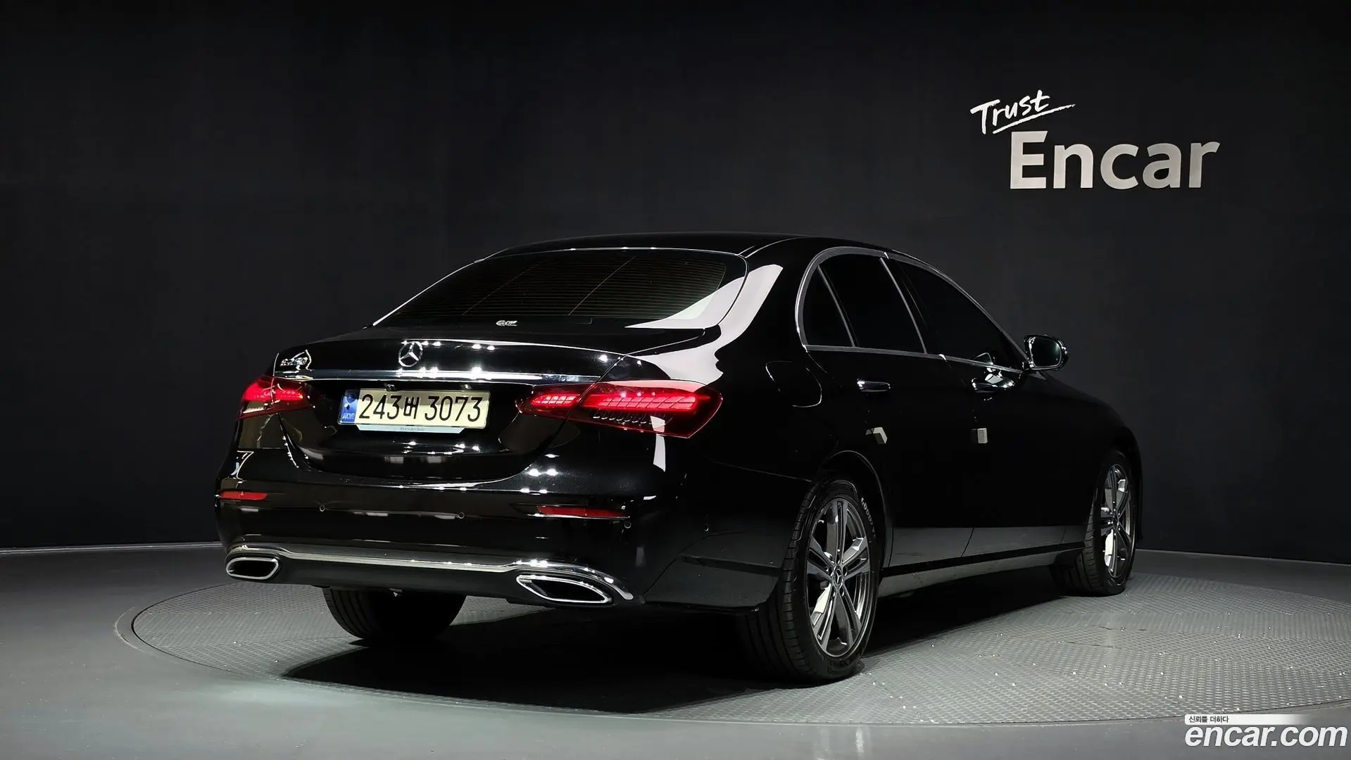 Main__Slider__Photo:E-Class Mercedes-Benz 2023.9-1