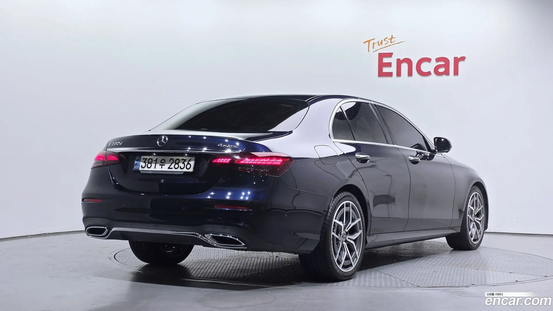 Main__Slider__Photo:E-Class Mercedes-Benz 2022.0-1