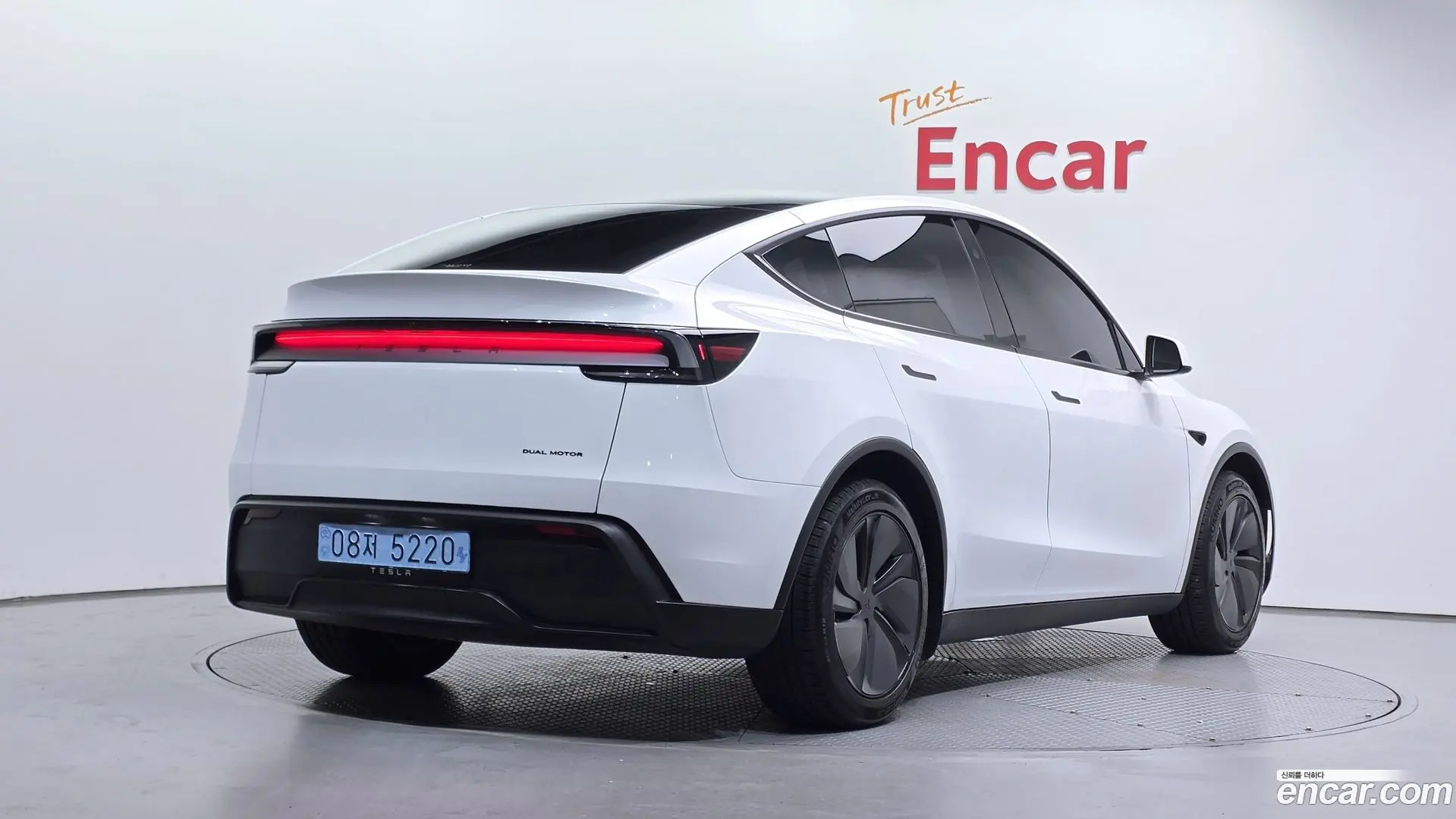 Main__Slider__Photo:Model Y Tesla 2026.6-1