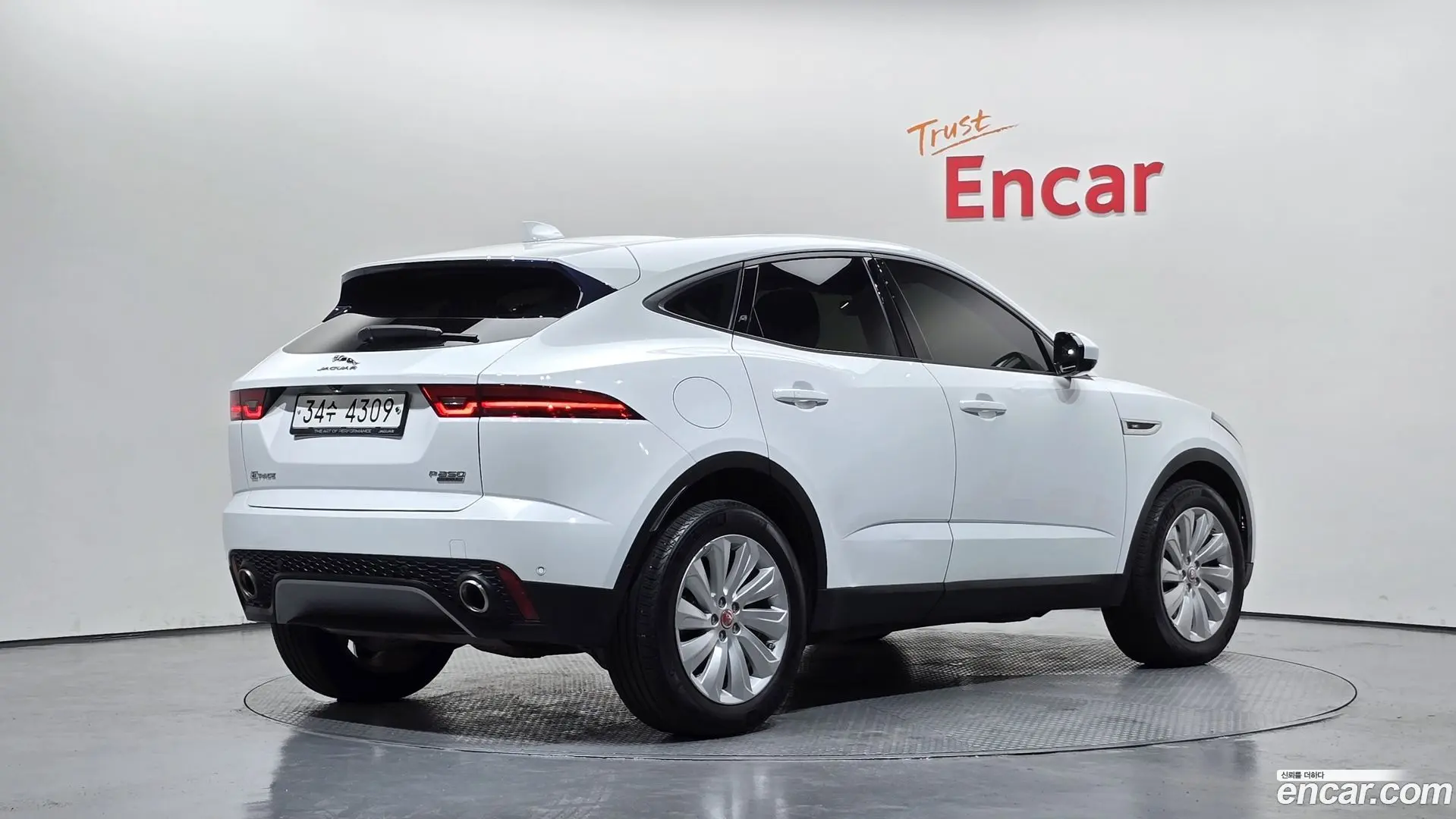 Main__Slider__Photo:E-PACE Jaguar 2018.10-1