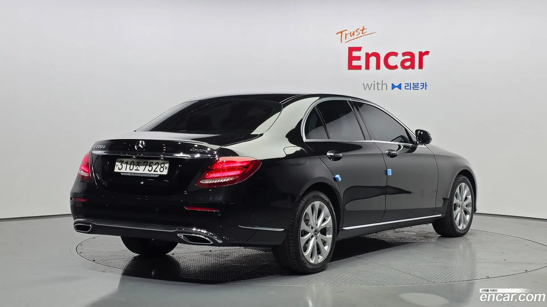 Main__Slider__Photo:E-Class Mercedes-Benz 2019.8-1