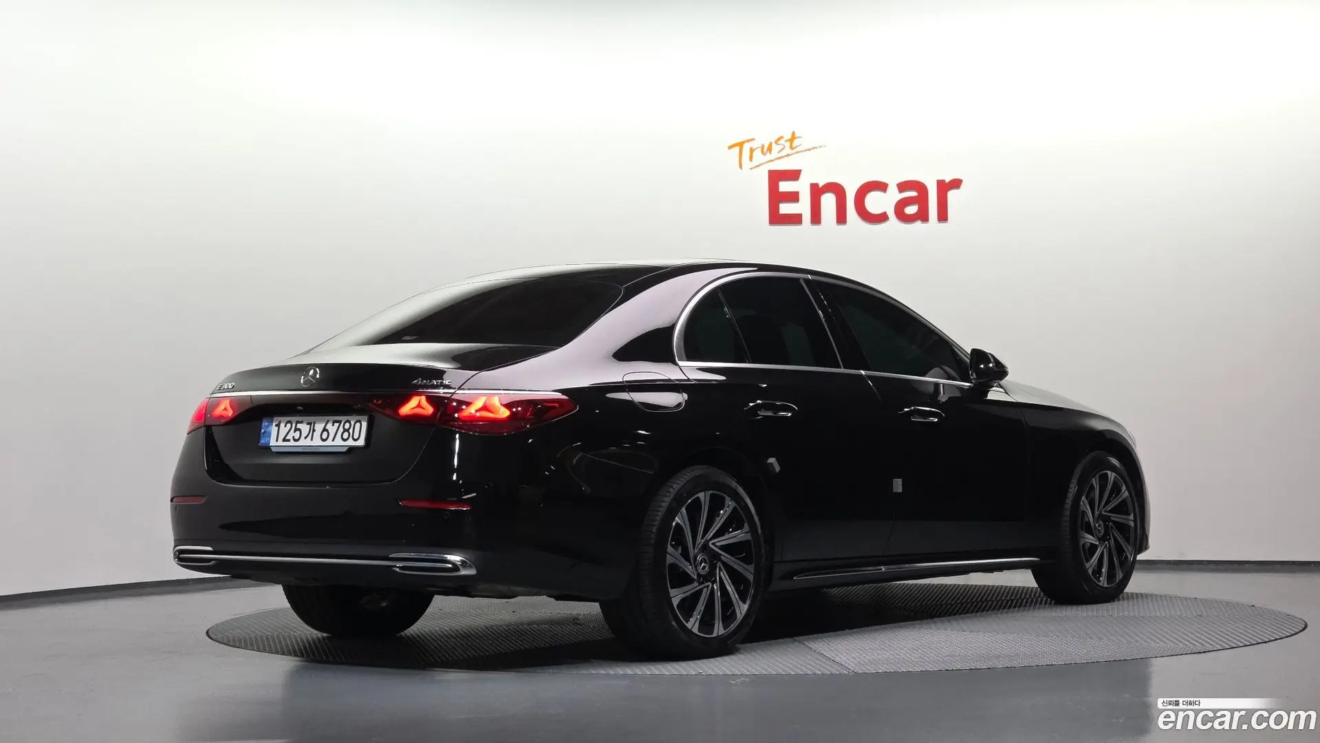 Main__Slider__Photo:E-Class Mercedes-Benz 2024.10-1