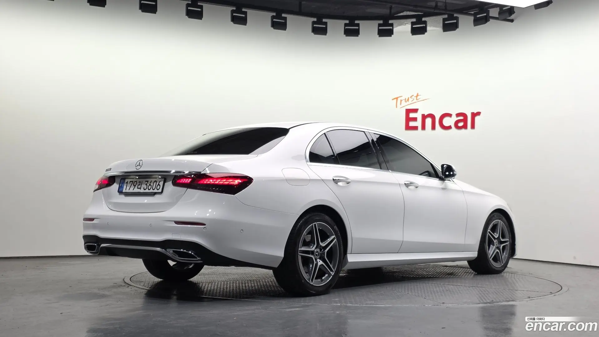 Main__Slider__Photo:E-Class Mercedes-Benz 2022.9-1