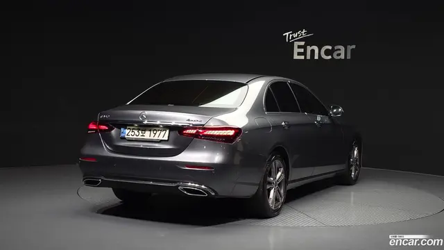 Main__Slider__Photo:E-Class Mercedes-Benz 2022.4-1