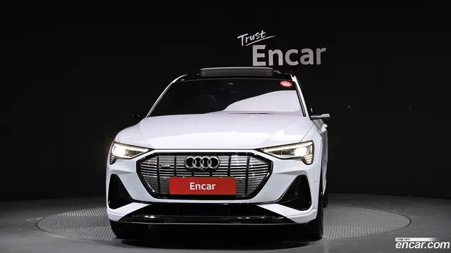 Main__Slider__Photo:e-tron Audi 2021.10-1