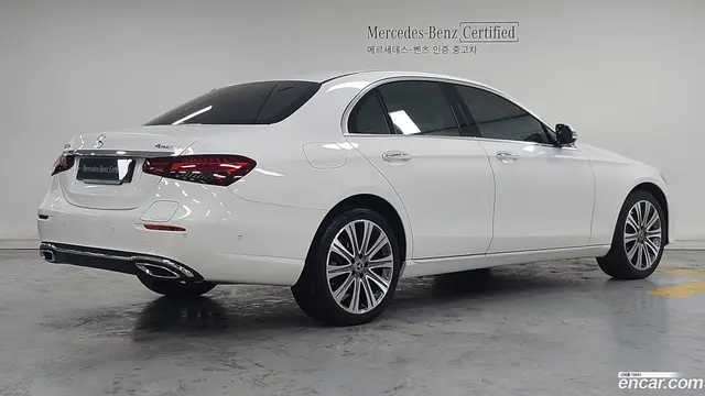 Main__Slider__Photo:E-Class Mercedes-Benz 2023.8-1