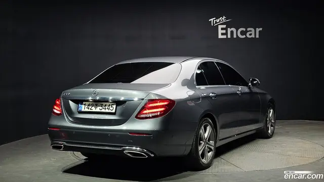 Main__Slider__Photo:E-Class Mercedes-Benz 2018.9-1