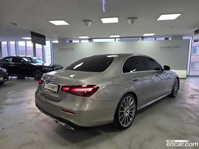 Main__Slider__Photo:E-Class Mercedes-Benz 2021.1-1