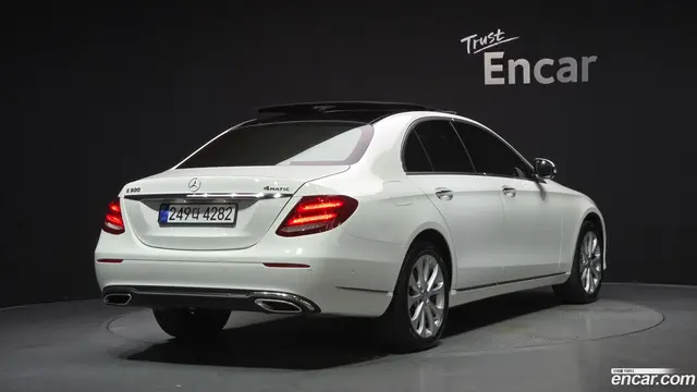 Main__Slider__Photo:E-Class Mercedes-Benz 2016.9-1