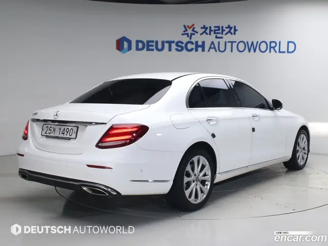 Main__Slider__Photo:E-Class Mercedes-Benz 2018.9-1