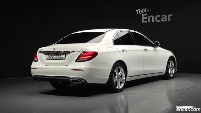 Main__Slider__Photo:E-Class Mercedes-Benz 2017.1-1