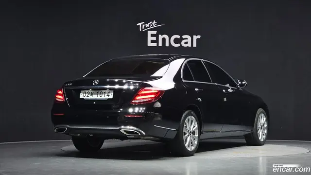 Main__Slider__Photo:E-Class Mercedes-Benz 2018.2-1