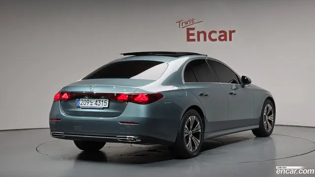 Main__Slider__Photo:E-Class Mercedes-Benz 2025.2-1