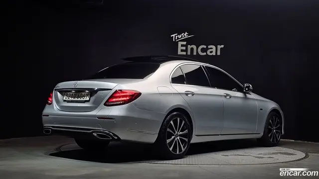 Main__Slider__Photo:E-Class Mercedes-Benz 2019.10-1