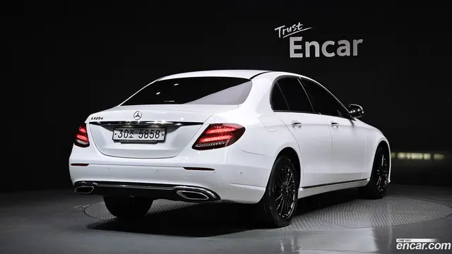 Main__Slider__Photo:E-Class Mercedes-Benz 2019.5-1
