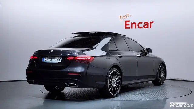 Main__Slider__Photo:E-Class Mercedes-Benz 2023.8-1
