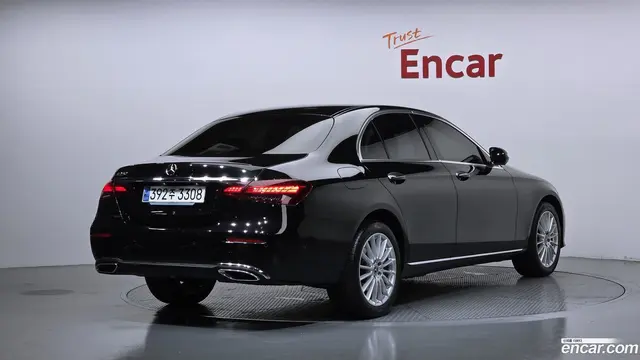 Main__Slider__Photo:E-Class Mercedes-Benz 2023.7-1