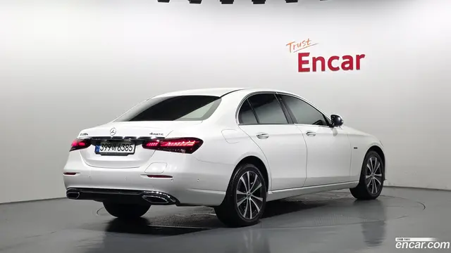 Main__Slider__Photo:E-Class Mercedes-Benz 2021.5-1