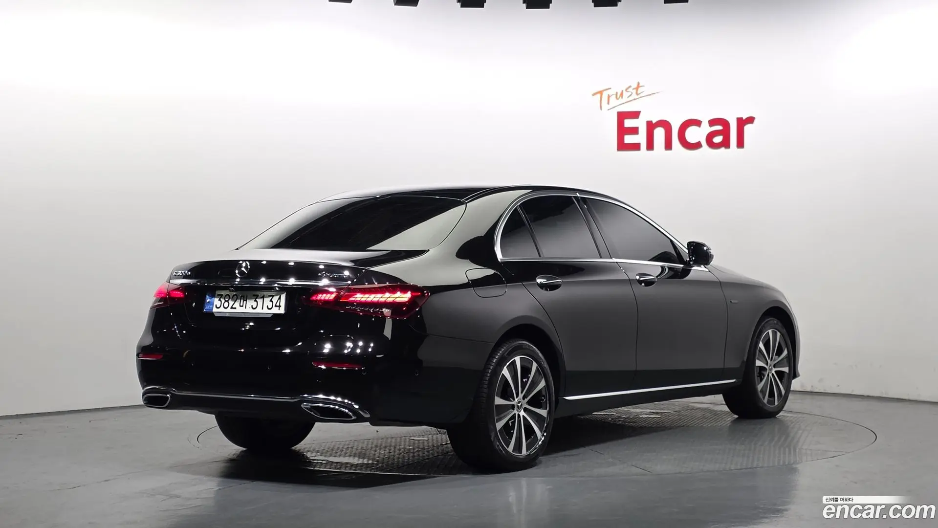Main__Slider__Photo:E-Class Mercedes-Benz 2021.5-1