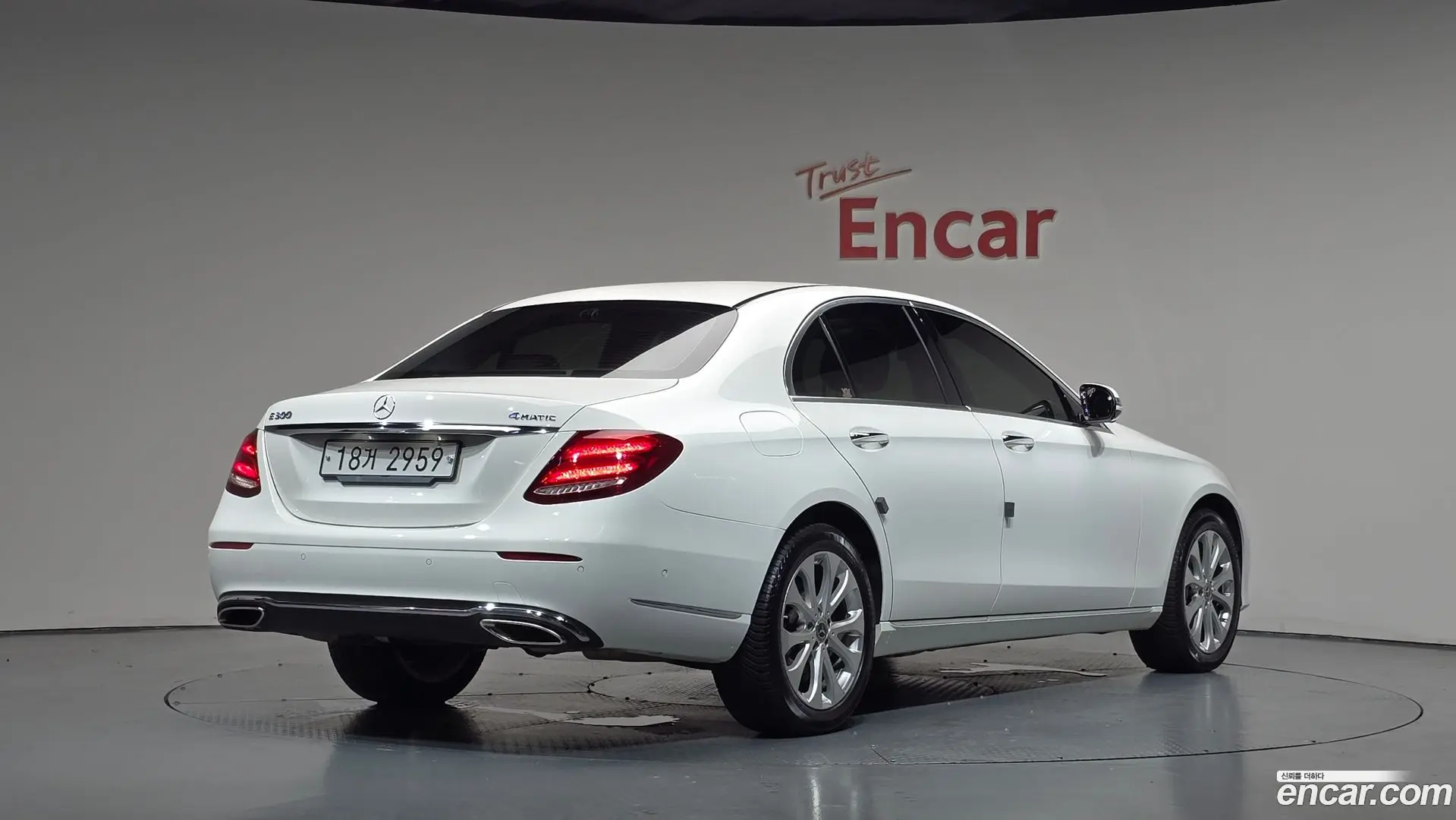 Main__Slider__Photo:E-Class Mercedes-Benz 2018.10-1